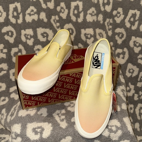 Vans Slip-On Sf Ombre Sunrise π
Multi/Marshmallow New π New π & Neve Used π₯° - Picture 4 of 17